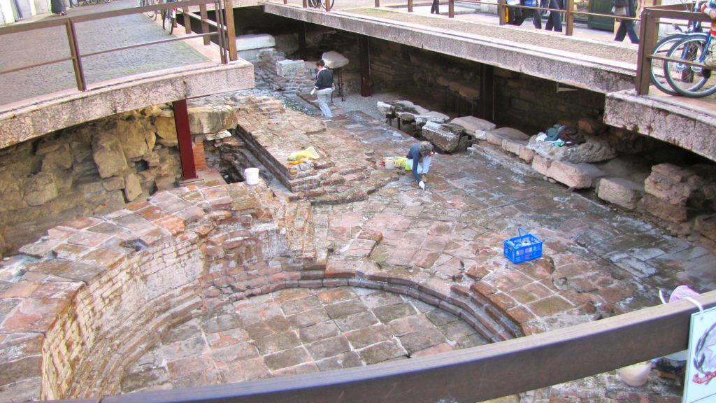 Verona with teenagers: archeological dig in street in Verona. Copyright©2015 mapandfamily.com