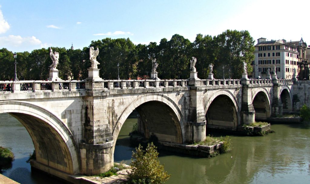 Rome with teens: bridge with angel statues. Copyright©2016 reserved to photographer via mapandfamily.com