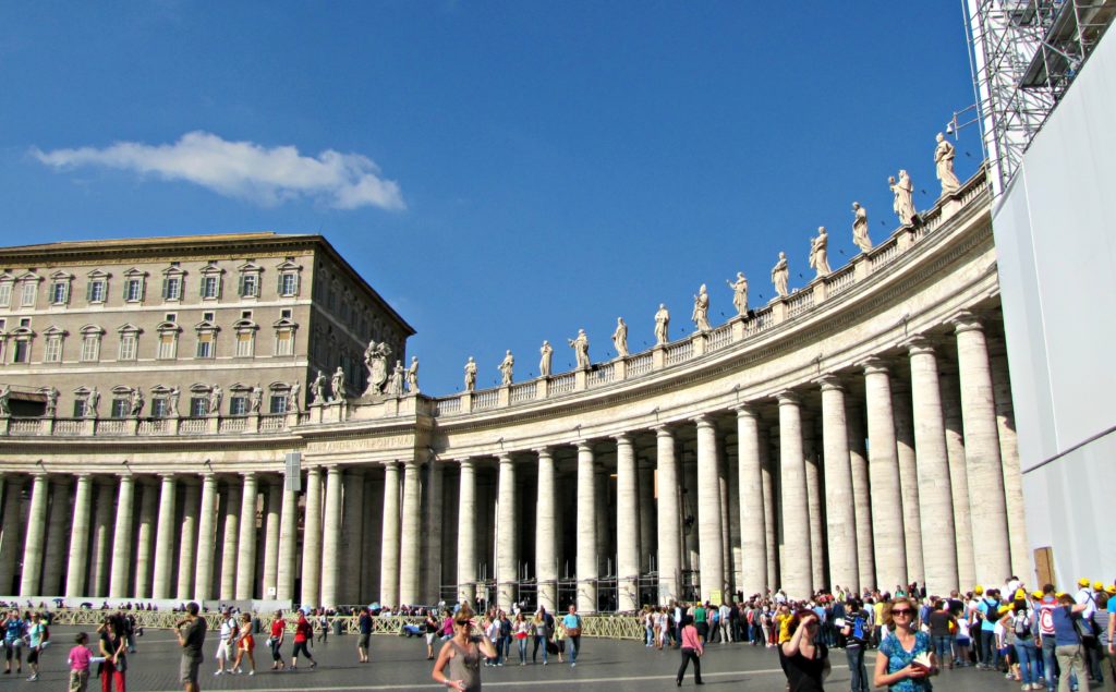 Rome with teens: queues in St Peter's Square. Copyright©2016 mapandfamily.com