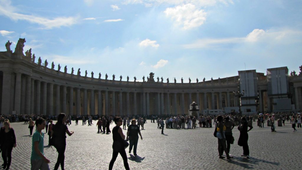 Rome with teens: St Peters Square. Copyright©2016 reserved to photographer via mapandfamily.com