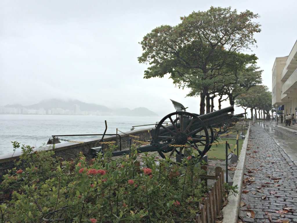 Rio with family Copacabana fort cannon Copyright©2016 reserved to photographer via mapandfamily.com