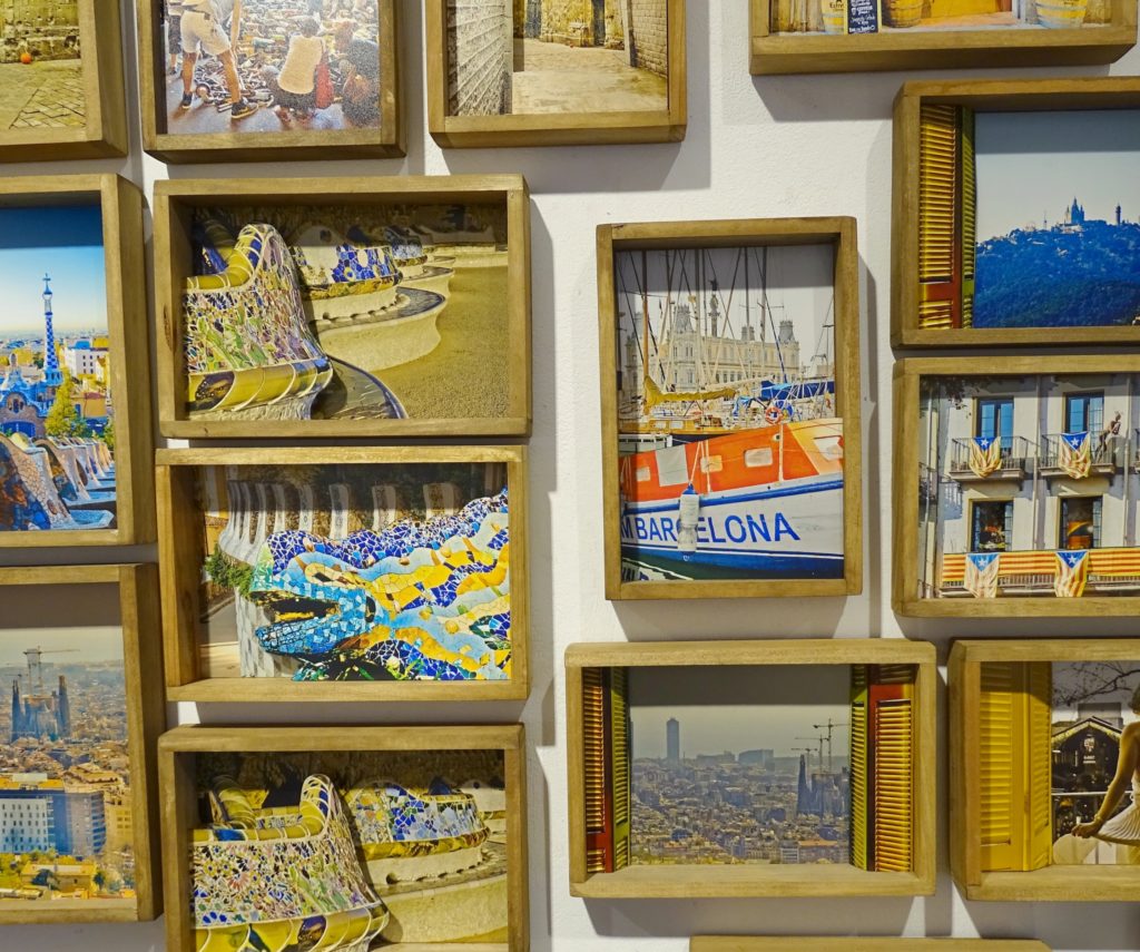 3D style photo souvenirs in a shop in Barcelona. Copyright@2016 mapandfamily.com 