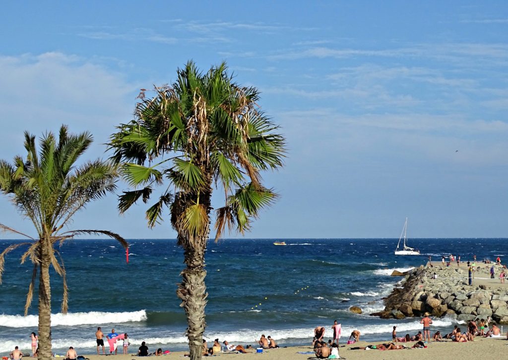 Barcelona with teens: at Barceloneta Copyright©2016 mapandfamily.com