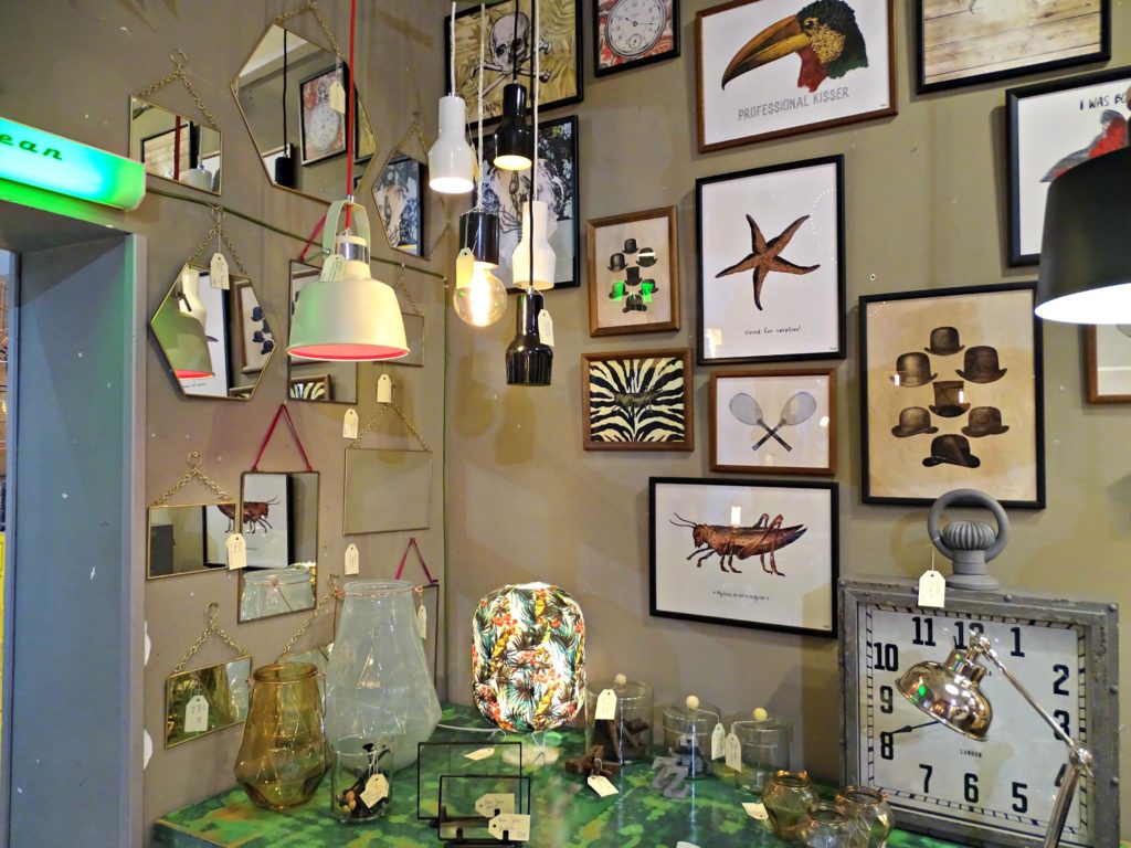 Pictures and lamps in interior decor shop in Gracia. Copyright©2016 mapandfamily.com