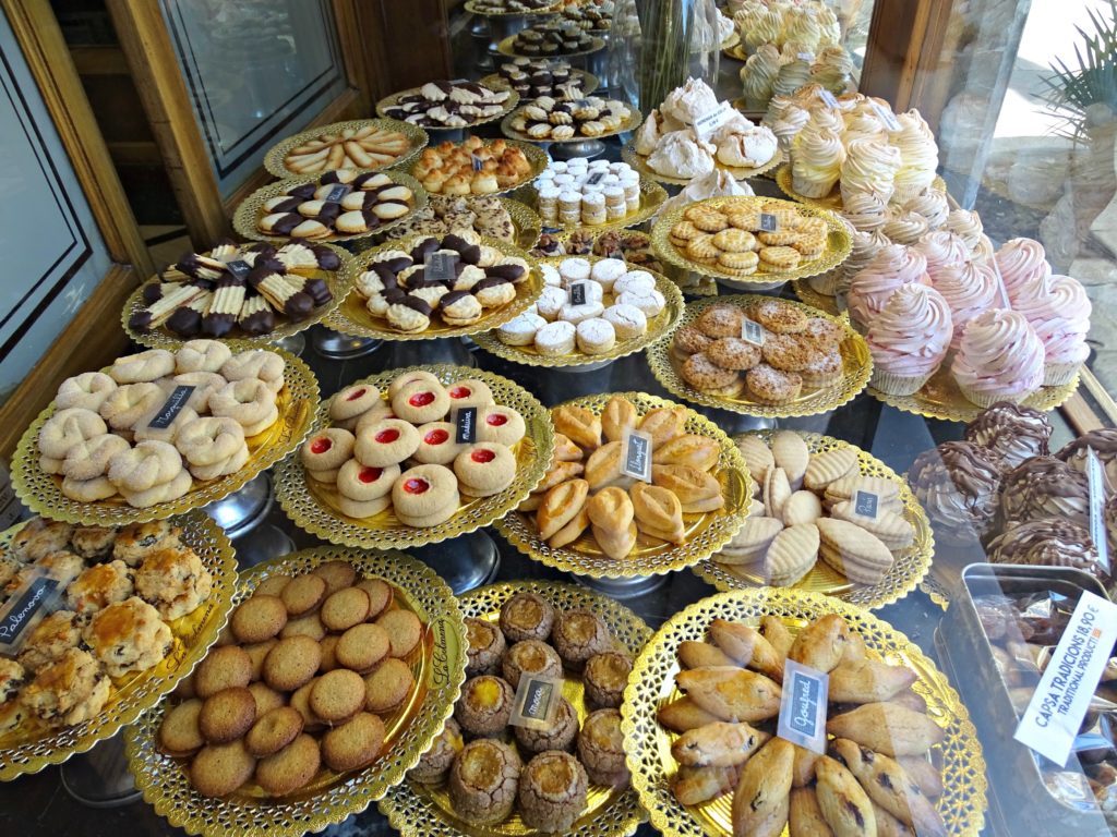 Barcelona city break. A shop window display full of plates of cakes. copyright©2016 reserved to photographer via mapandfamily.com