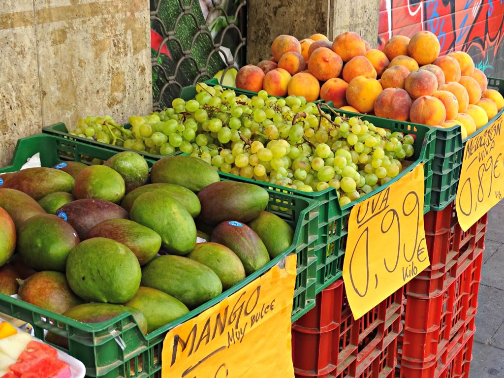 Things to do in Barcelona with teens: street fruit stall Copyright©2016 reserved to photographer via mapandfamily.com