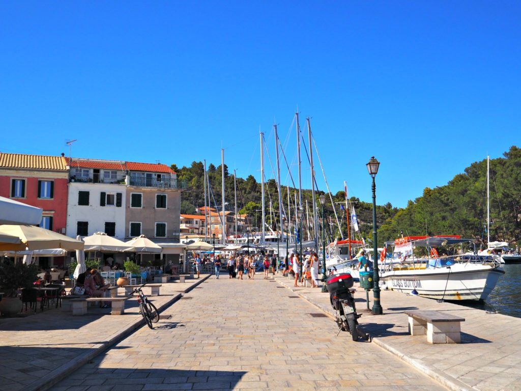 Promenade alongside Gaios harbour on Paxos. Copyright©2017 mapandfamily.com 