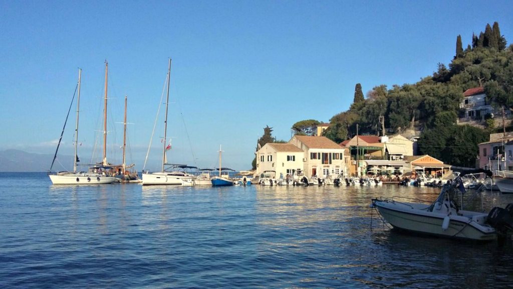 Loggos bay with yachts moored up. Copyright©2017 mapandfamily.com 