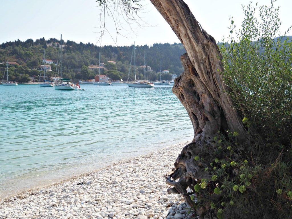 Path along edge of beach  to Lakka. Copyright © 2017 mapandfamily.com 