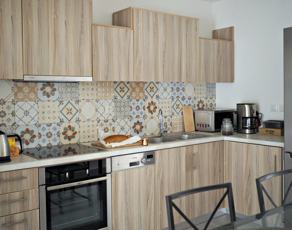 The kitchen in Villa Avra Lakka with  cream and ochre patterned tiles above the counter. Copyright © 2017 mapandfamily.com 