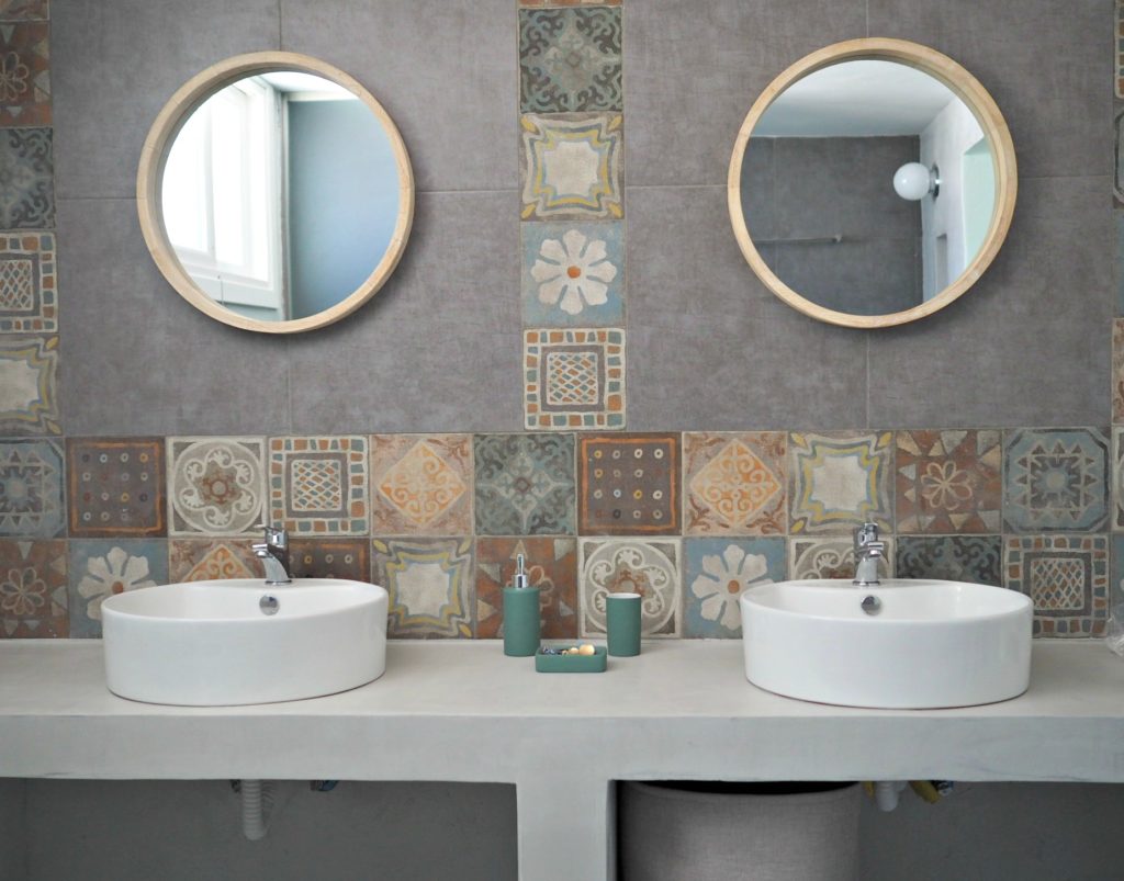 Ensuite wetroom in Villa Avra has twin basins. Copyright © 2017 mapandfamily.com 