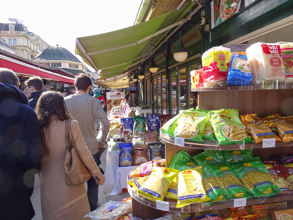 Vienna with teens, walking through Naschmarkt. Copyright© 2018 mapandfamily.com 