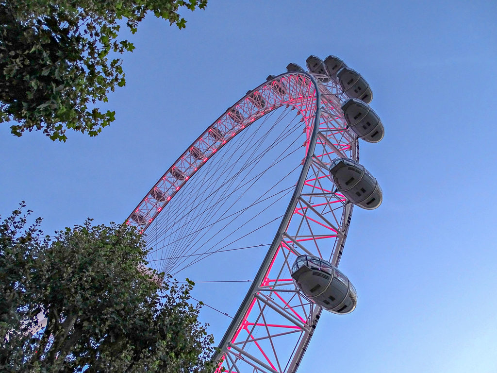 Best views of London: the London Eye lit up at dusk. Copyright ©2018 mapandfamily.com 