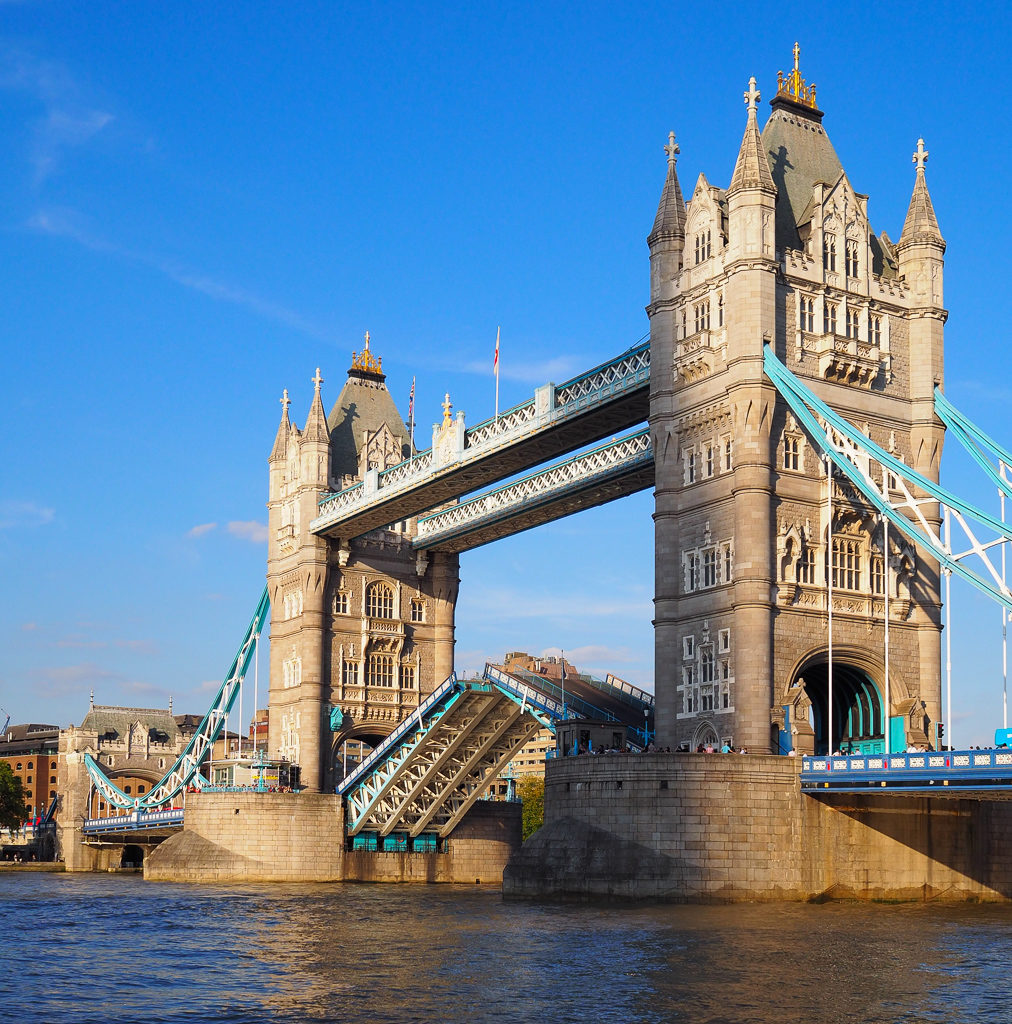 Teens in London will enjoy watching Tower Bridge lifting, viewed from riverbank. Copyright©2019 mapandfamily.com 