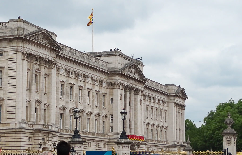 Two days in London. Buckingham Palace with Royal Standard flying. Copyright ©2019 mapandfamily.com 