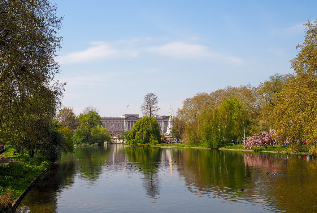 View of Buckingham Palace from bridge in St James Park. Copyright ©2019 mapandfamily.com 