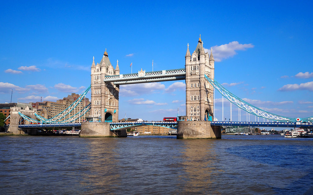 Red bus crossingTower Bridge. Copyright ©2019 mapandfamily.com 