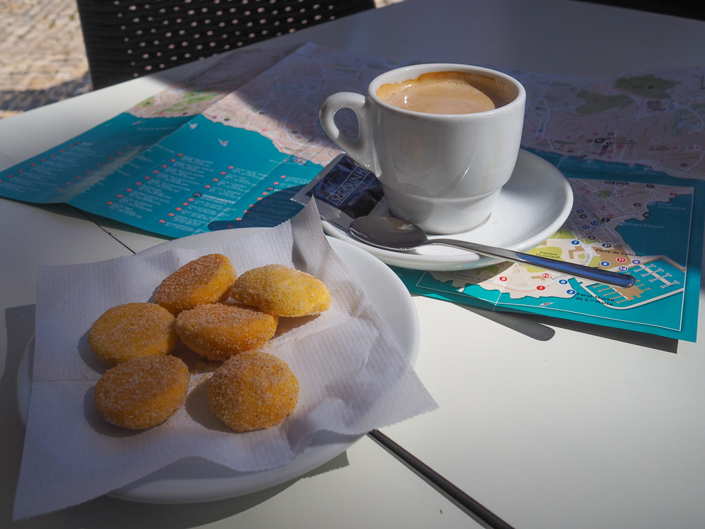 Cup of coffee and local Cascais cakes. Copyright ©2019 mapandfamily.com 