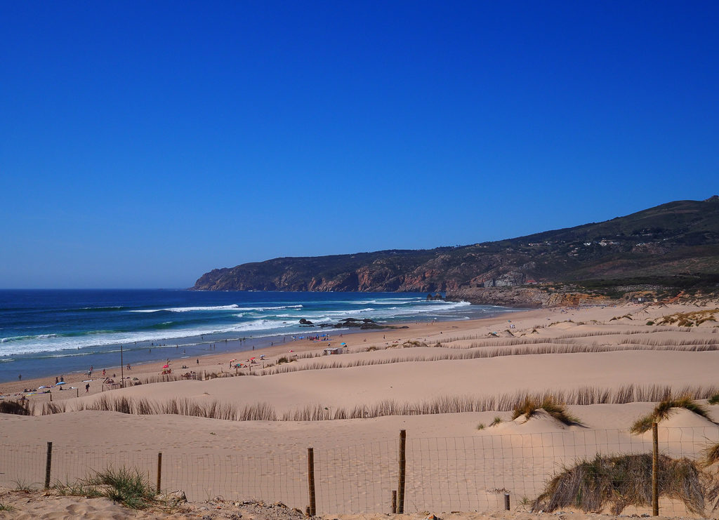 Sand dunes and bay at Guincho. Copyright ©2019 mapandfamily.com 