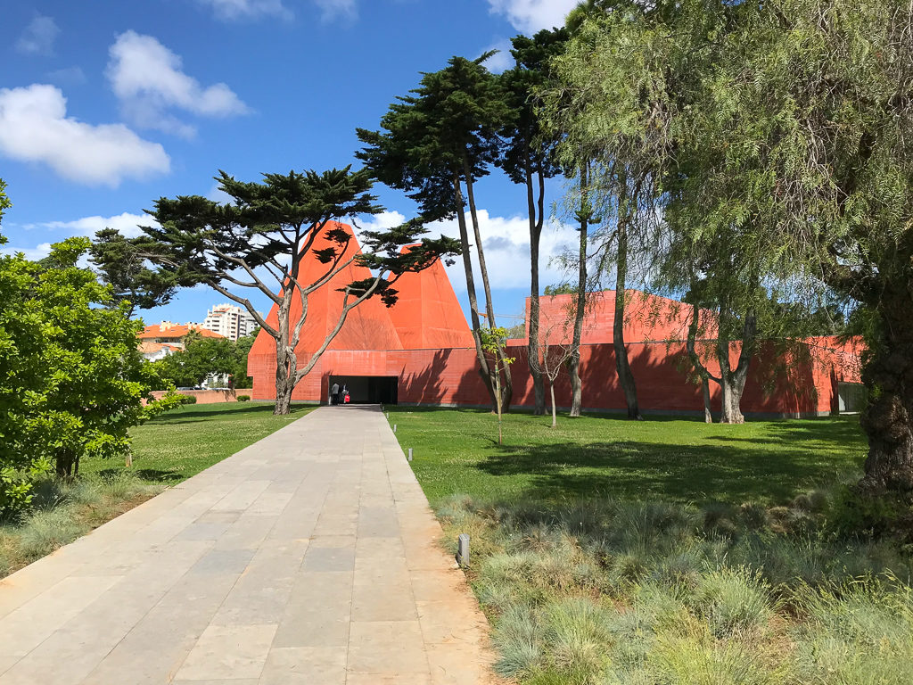 Modern angular roofline at Paula Rego museum, Cascais. Copyright ©2019 mapandfamily.com 