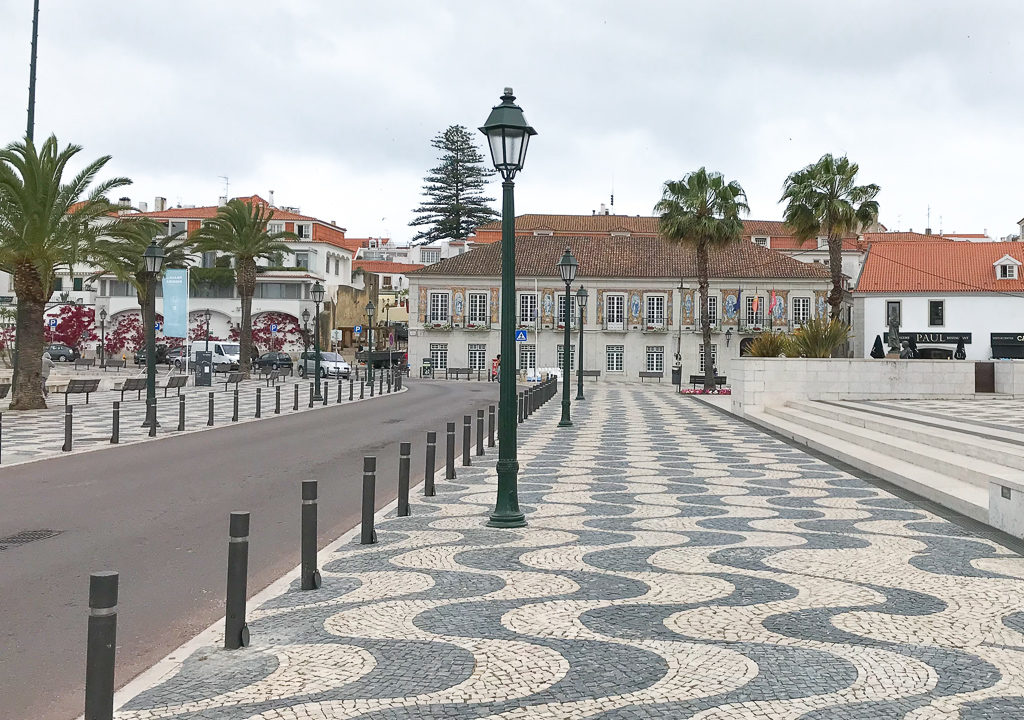 Black and white patterned mosaic pavement in Cascais town. Copyright ©2019 mapandfamily.com 