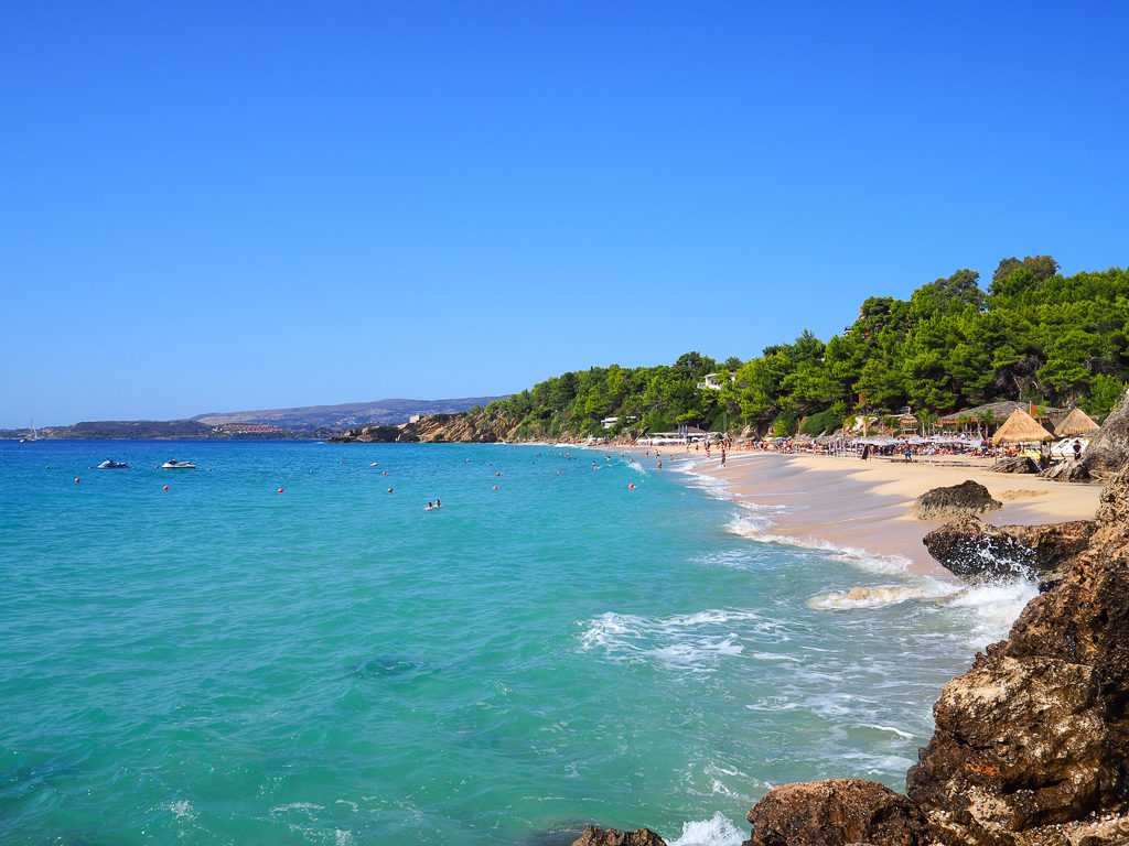 Golden sand and turquoise sea at Lassi a popular Kefalonia beach resort. Copyright © 2019 mapandfamily.com 