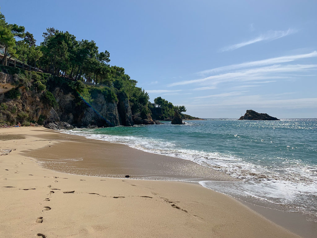 Kefalonia beaches. Golden sand, trees and rocks on Makris Gialos. Copyright ©2019 mapandfamily.com 