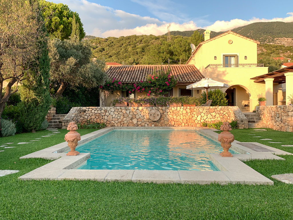 Villa with cook in Kefalonia. View of house with terrace and Italianate pool Copyright©2020 mapandfamily.com 