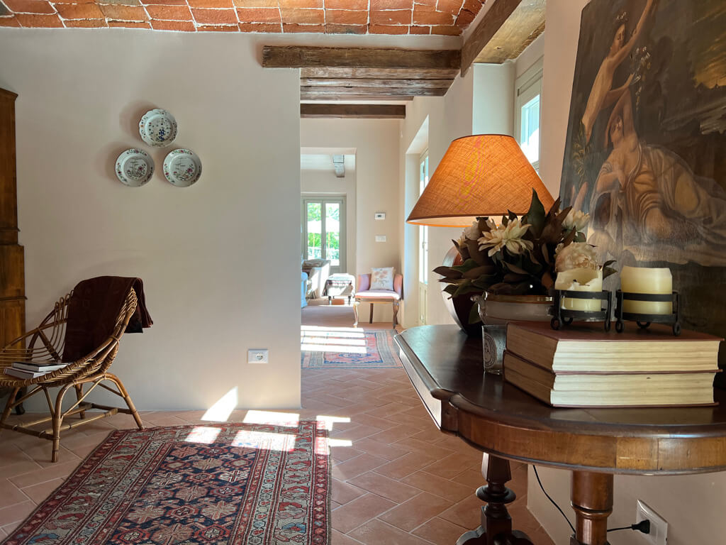 Sitting rooms in Villa Giara with table light, books and candles. Copyright@2023mapandfamily.com