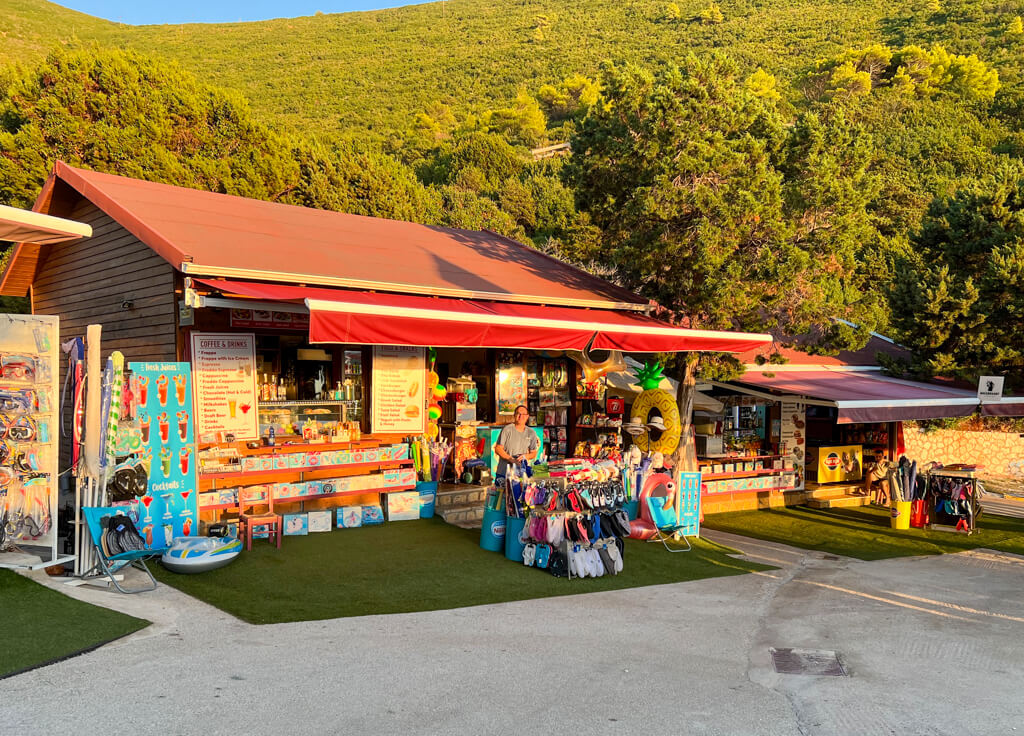 Kiosks at Porto Katsiki beach. Copyright@2023mapandfamily.com 