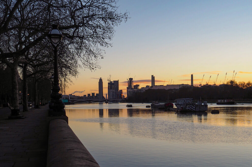 Early morning sunrise reflecting gold on the river Thames at Chelsea. Copyright @2023 mapandfamily.com 