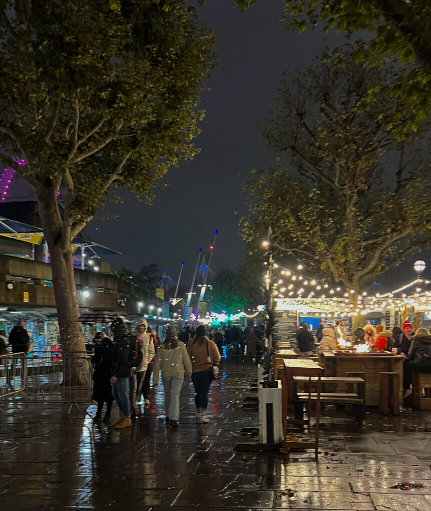 Rainy night at Southbank Winter Festival. Copyright@2023 mapandfamily.com