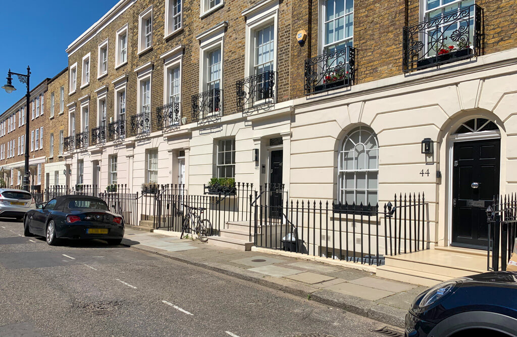 Belgravia is an upscale residential neighbourhood in central London. These smart terraced townhouses havve black iron balconies and railings. Copyright 2024@mapandfamily.xyz 