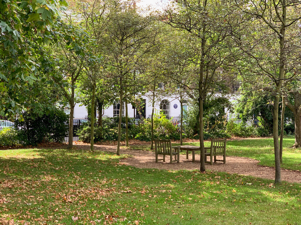 A quiet and leafy garden square with paths and seats in Chelsea London. Copyright 2024@mapandfamily.xyz 