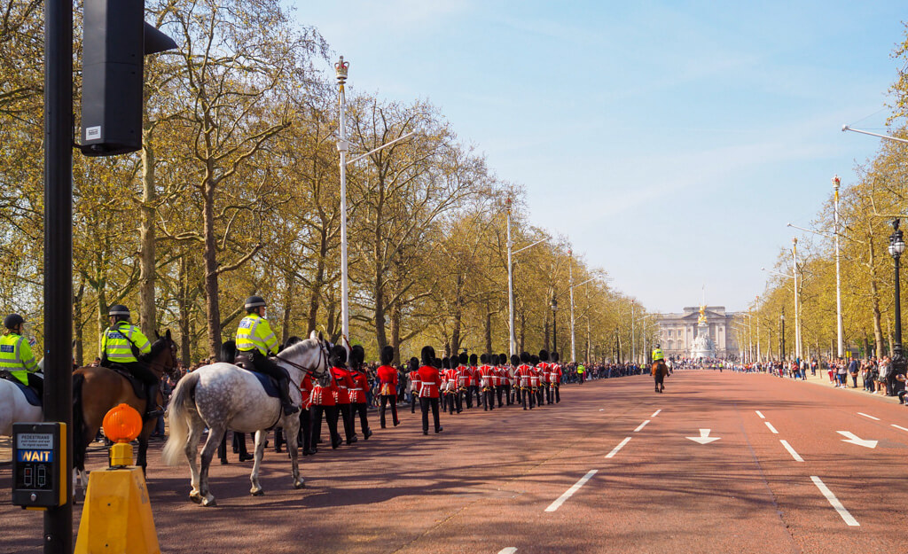 April London weather was fine on this Easter weekend with crowds watching troops marching in red tunics on the Mall. Copyright@2024mapandfamily.com 