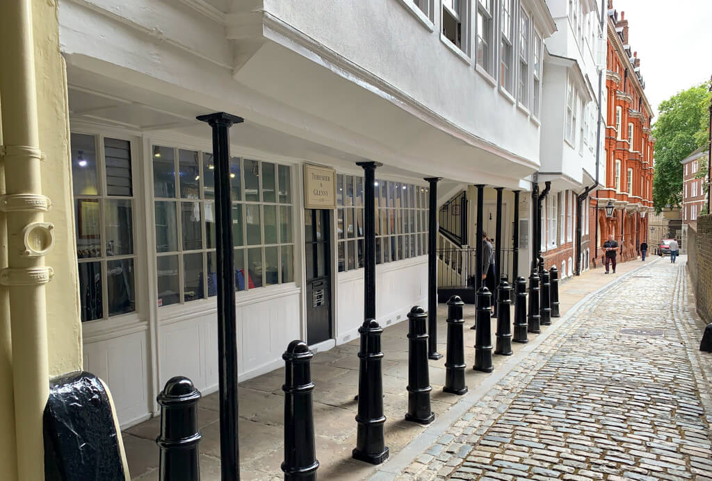 A peaceful cobbled street with period buildings in black and white and red brick off Holborn. Copyright 2024@mapandfamily.xyz 