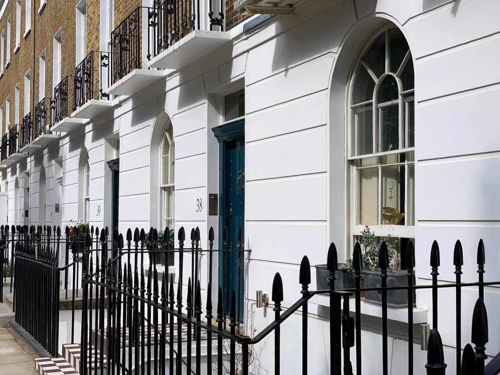 Smart stucco and brick Georgian houses with arched windows in Kensington. Copyright 2024@mapandfamily.xyz 