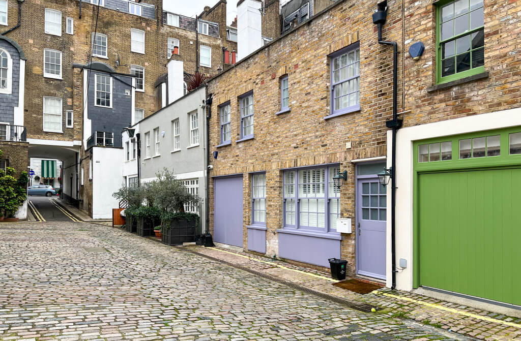 A colourful mews in Paddington with cobblestones and brightly painted doors. Copyright 2024@mapandfamily.xyz 